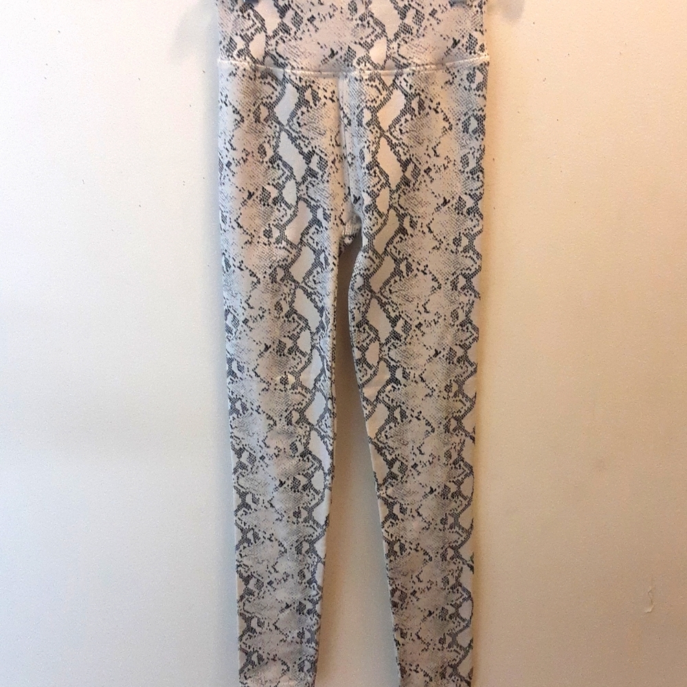 NWOT Zenana Women's Snakeskin Leggings Tan Black Fleece Lined